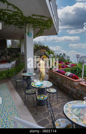 Außenterrasse in Amalfi mit Blick auf das Tyrrhenische Meer Stockfoto