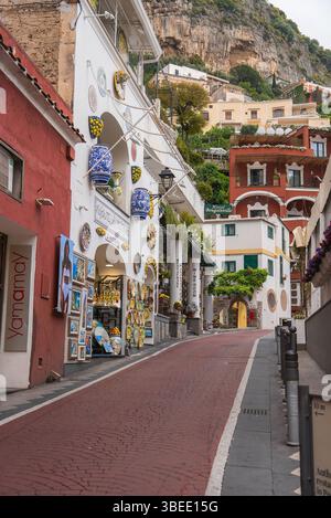 Charmante Straße in Positano, Italien mit farbenfroher Architektur Stockfoto