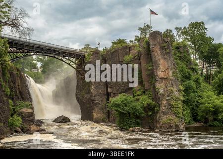 Paterson, NJ - USA - 24. Mai 2025 die Great Falls of Paterson, NJ, ist ein 77 Meter hoher Wasserfall am Passaic River, reich an Industriegeschichte und Stockfoto