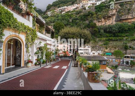 Straße in Positano, Italien mit Red Brick Pathway und Blick auf die Klippen Stockfoto