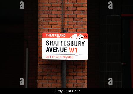 Straßenschild zur Shaftesbury Avenue in der City of Westminster, London. Stockfoto
