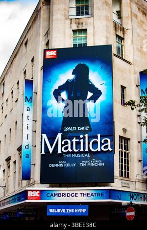 Die Matilda The Musical Plakatwand im Cambridge Theatre in London zeigt eine lebendige Theaterwerbung. Stockfoto