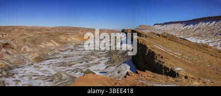Dieses Wüstenpanorama bietet das wunderschöne Caineville Reef und North Caineville Mesa in den Utah Badlands in der Nähe des Capitol Reef National Park. Stockfoto
