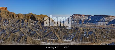 Die malerischen, zerklüfteten Utah Badlands von North und South Caineville Mesa liegen im Winter zwischen Hanksville, Utah und dem Capitol Reef National Park Stockfoto