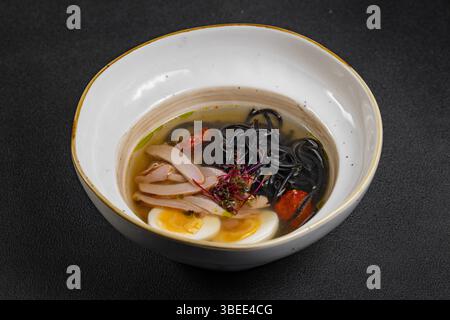 Hühnernudelsuppe. Currysuppe aus nächster Nähe japanisches Essen Chinesisches Gericht. Hühnersuppe mit truthahn und schwarzen Spaghetti. Stockfoto