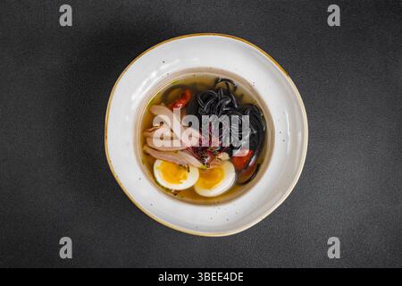 Hühnernudelsuppe. Currysuppe aus nächster Nähe japanisches Essen Chinesisches Gericht. Hühnersuppe mit truthahn und schwarzen Spaghetti. Stockfoto