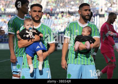 Seattle, Usa. Mai 2025. Die Brüder Seattle Sounders FC Mittelfeldspieler Cristian Roldan (7) und Verteidiger Alex Roldan (16) bereiten sich auf das Vorspiel-Foto mit ihren Neugeborenen vor, bevor sie am 28. Mai 2025 im Lumen Field in Seattle, Washington, ein MLS-Spiel gegen San Diego FC antreten. (Foto Nate Koppelman/SIPA USA) Credit: SIPA USA/Alamy Live News Stockfoto