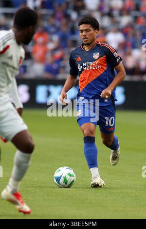 Cincinnati, Ohio, USA. Mai 2025. Evander spielt den Ball während eines MLS-Fußballspiels zwischen dem FC Cincinnati und dem FC Dallas im TQL Stadium in Cincinnati, Ohio. Kevin Schultz/CSM/Alamy Live News Stockfoto