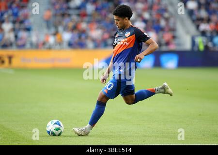 Cincinnati, Ohio, USA. Mai 2025. Evander des FC Cincinnati versucht einen Schuss während eines MLS-Fußballspiels zwischen dem FC Cincinnati und dem FC Dallas im TQL Stadium in Cincinnati, Ohio. Kevin Schultz/CSM/Alamy Live News Stockfoto