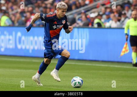 Cincinnati, Ohio, USA. Mai 2025. Luca Orellano spielt den Ball während eines MLS-Fußballspiels zwischen dem FC Cincinnati und dem FC Dallas im TQL Stadium in Cincinnati, Ohio. Kevin Schultz/CSM/Alamy Live News Stockfoto