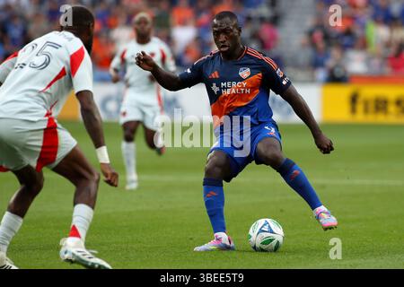 Cincinnati, Ohio, USA. Mai 2025. Kevin Denkey spielt den Ball während eines MLS-Fußballspiels zwischen dem FC Cincinnati und dem FC Dallas im TQL Stadium in Cincinnati, Ohio. Kevin Schultz/CSM/Alamy Live News Stockfoto