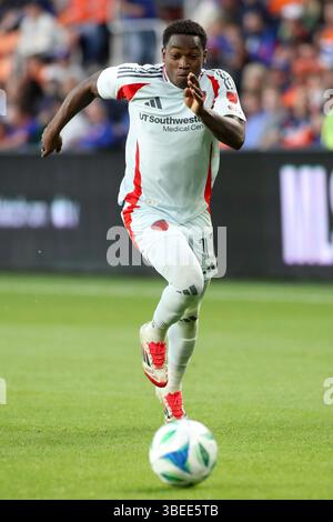 Cincinnati, Ohio, USA. Mai 2025. FC Dallas Spieler Anderson Julio während eines MLS-Fußballspiels zwischen dem FC Cincinnati und dem FC Dallas im TQL Stadium in Cincinnati, Ohio. Kevin Schultz/CSM/Alamy Live News Stockfoto