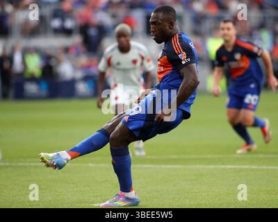 Cincinnati, Ohio, USA. Mai 2025. Der FC Cincinnati erzielt ein Elfmeterschießen während eines MLS-Fußballspiels zwischen dem FC Cincinnati und dem FC Dallas im TQL Stadium in Cincinnati, Ohio. Kevin Schultz/CSM/Alamy Live News Stockfoto