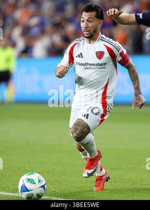 Cincinnati, Ohio, USA. Mai 2025. Luciano Acosta spielt den Ball während eines MLS-Fußballspiels zwischen dem FC Cincinnati und dem FC Dallas im TQL Stadium in Cincinnati, Ohio. Kevin Schultz/CSM/Alamy Live News Stockfoto