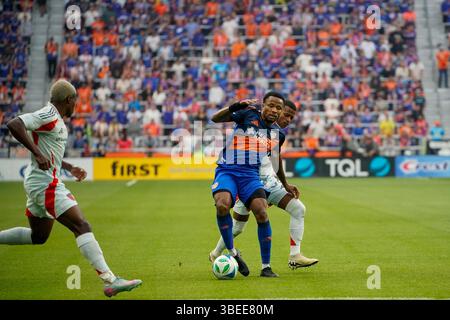 Cincinnati, Ohio, USA. Mai 2025. Der FC Cincinnati-Verteidiger Alvas Powell (2) nimmt bei einem MLS-Spiel im TQL Stadium gegen zwei FC Dallas-Verteidiger auf. Credit: Trent Patterson/ZUMA Press Wire/ZUMA Wire/Alamy Live News Stockfoto