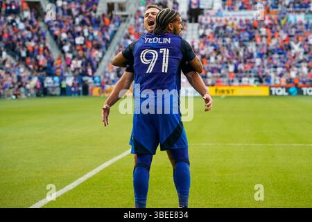 Cincinnati, Ohio, USA. Mai 2025. FC Cincinnati Mittelfeldspieler Pavel Bucha (20) feiert mit dem FC Cincinnati-Verteidiger DeAndre Yedlin (91), nachdem er sein erstes Tor im Spiel während eines MLS-Spiels im TQL Stadium erzielt hatte. Credit: Trent Patterson/ZUMA Press Wire/ZUMA Wire/Alamy Live News Stockfoto