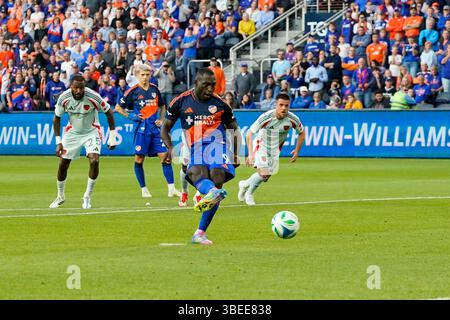 Cincinnati, Ohio, USA. Mai 2025. FC Cincinnati Stürmer Kevin Denkey (9) macht einen Elfmeterschießen, um während eines MLS-Spiels im TQL Stadium das zweite Tor des Spiels zu erzielen Stockfoto