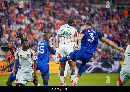 Cincinnati, Ohio, USA. Mai 2025. Der FC Cincinnati-Verteidiger Gilberto Flores (3) bekommt einen Kopfball, der während eines MLS-Spiels im TQL Stadium gerade weit ging. Quelle: Trent Patterson/ZUMA Press Wire/ZUMA Wire/Alamy Live News Stockfoto