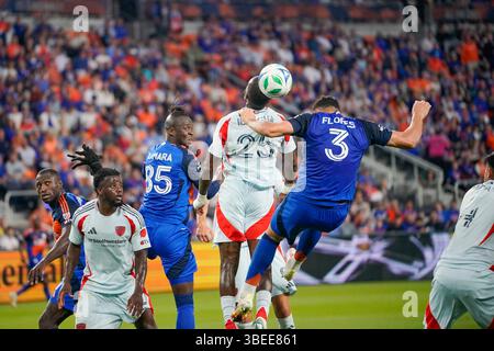 Cincinnati, Ohio, USA. Mai 2025. Der FC Cincinnati-Verteidiger Gilberto Flores (3) bekommt einen Kopfball, der während eines MLS-Spiels im TQL Stadium gerade weit ging. Credit: Trent Patterson/ZUMA Press Wire/ZUMA Wire/Alamy Live News Stockfoto
