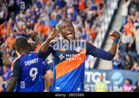 Cincinnati, Ohio, USA. Mai 2025. Der FC Cincinnati Stürmer Kei Kamara (85) feiert sein Team, das während eines MLS-Spiels im TQL Stadium Treffer erzielte. Credit: Trent Patterson/ZUMA Press Wire/ZUMA Wire/Alamy Live News Stockfoto