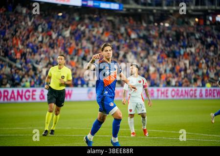 Cincinnati, Ohio, USA. Mai 2025. FC Cincinnati Mittelfeldspieler Gerardo Valenzuela (22) feiert das dritte Tor des Spiels während eines MLS-Spiels im TQL Stadium. Credit: Trent Patterson/ZUMA Press Wire/ZUMA Wire/Alamy Live News Stockfoto