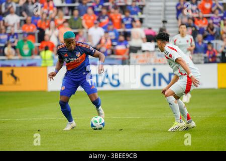 Cincinnati, Ohio, USA. Mai 2025. Der FC Cincinnati Stürmer Sergio Santos (17) dribbelt während eines MLS-Spiels im TQL Stadium mit dem FC Dallas-Verteidiger Marco Farfan (4). Credit: Trent Patterson/ZUMA Press Wire/ZUMA Wire/Alamy Live News Stockfoto