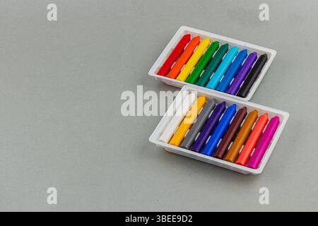 Lviv Ukraine 05.22.25 verschiedene farbige Markierungen sind in zwei Behältern auf einer glatten grauen Oberfläche angeordnet. Jeder Marker verfügt über einen eigenen leuchtenden Farbton f Stockfoto