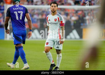 Cincinnati, Ohio, USA. Mai 2025. Der ehemalige FC Cincinnati-Spieler, jetzt FC Dallas-Mittelfeldspieler Luciano Acosta (10) kehrt zu cincinnati zurück, um ein MLS-Spiel im TQL Stadium zu erleben. Credit: Trent Patterson/ZUMA Press Wire/ZUMA Wire/Alamy Live News Stockfoto