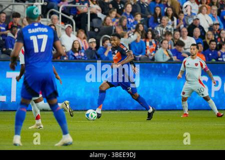 Cincinnati, Ohio, USA. Mai 2025. FC Cincinnati-Verteidiger Alvas Powell (2) dribbelt während eines MLS-Spiels im TQL Stadium mit freiem Raum ins feild. Credit: Trent Patterson/ZUMA Press Wire/ZUMA Wire/Alamy Live News Stockfoto