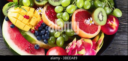Platte mit frischem Obst und Beeren. Draufsicht. Vegane Küche, Panorama, Banner Stockfoto