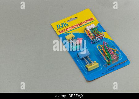 Lviv Ukraine 05.22.25 Eine Schreibwarenpackung enthält verschiedene Binder- und Büroklammern in verschiedenen Farben, die ordentlich gegen einen neutralen Hintergrund angeordnet sind Stockfoto