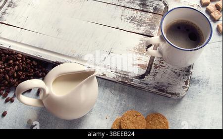 Tasse Kaffee auf grauem Hintergrund. Coffee Time Konzept. Draufsicht. Stockfoto
