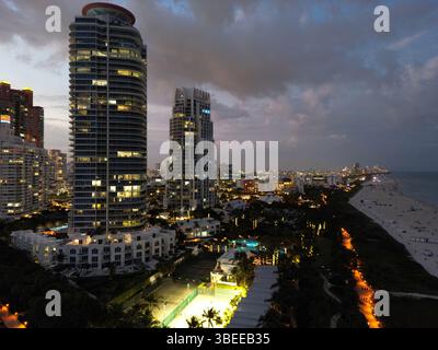 Miami Skyline mit Meerblick. Sonnenuntergang über den Stränden von Südflorida. Drohnenblick auf die Stadtlandschaft. Beleuchtete Skyline von Miami bei Nacht. Panoramaabend von Stockfoto
