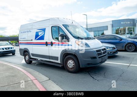 Walnut Creek, Usa. April 2025. Moderner USPS-Postwagen in Walnut Creek, Kalifornien mit stromlinienförmigem Design, 8. April 2025. (Foto: Smith Collection/Gado/SIPA USA) Credit: SIPA USA/Alamy Live News Stockfoto