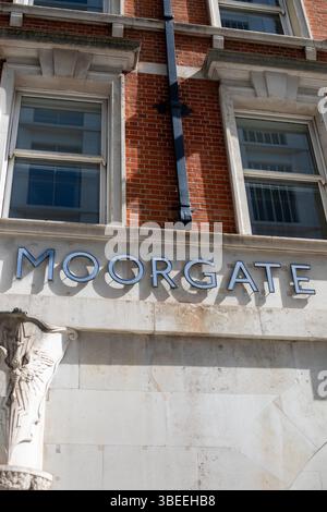 Nahaufnahme der Fassade des Moorgate-Gebäudes in London mit Ziegelstein- und Steinarchitektur. Stockfoto