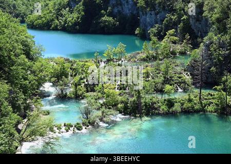 Wasserfälle und kleine Seen umgeben von üppigem Grün und türkisfarbenem Wasser im Nationalpark Plitvicer Seen, Kroatien Stockfoto