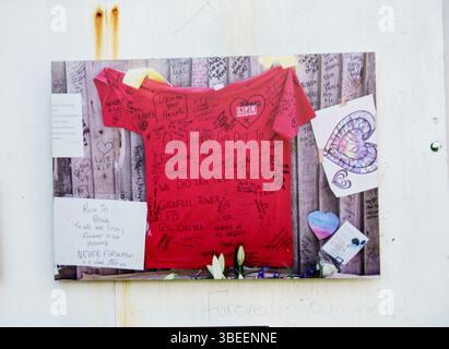 London UK 28. Mai 2025. Am 14. Juni 2017 zerstörte ein Brand im Grenfell Tower das Gebäude. Der Brand betraf alle Geschosse des 24-stöckigen Gebäudes, vom zweiten Stock bis zum Gebäude. Zum Zeitpunkt des Brandes war das Gebäude Sitz von 400-600 Menschen. 72 Menschen bleiben nach dem Brand unberücksichtigt, wobei die einheimischen Menschen glauben, dass die Zahl der Todesopfer höher gewesen sein könnte. Nach dem Jahrestag im Juni dieses Jahres möchte die Regierung mit dem Abbau des Turms beginnen, obwohl weiterhin Konsultationen mit der Gemeinde und den Betroffenen stattfinden. BILDFOTOGRAF unbekannt. Bridget Catterall/AlamyLiveNews Stockfoto