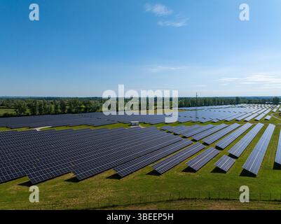Luftaufnahme von bodenmontierten Sonnenkollektoren auf einer Wiese Stockfoto