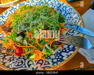 Frischer Gemüsesalat mit einem Stück gebratenen Lachs Stockfoto