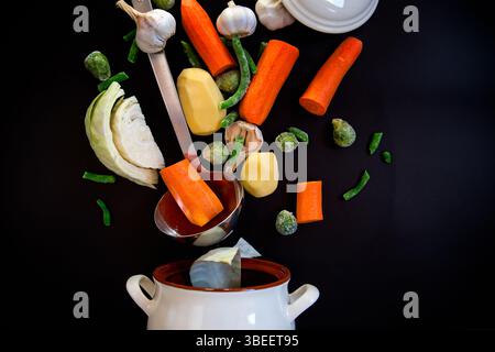 Gemüse in Bewegung vor dem Kochen in Suppe. Stockfoto