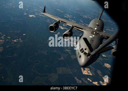 Ein C-17 Globemaster III, der dem 437. Luftlift-Flügel in der Joint Base Charleston, South Carolina zugeordnet ist, nähert sich einem KC-135 Stratotanker, der dem 6. Flügel zugeordnet ist Stockfoto