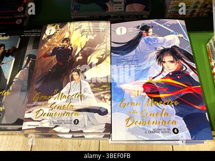 Padua, Italien - 15. April 2025: - Verschiedene japanische Comicbücher in einem italienischen Buchladen. Manga-Comics. Stockfoto