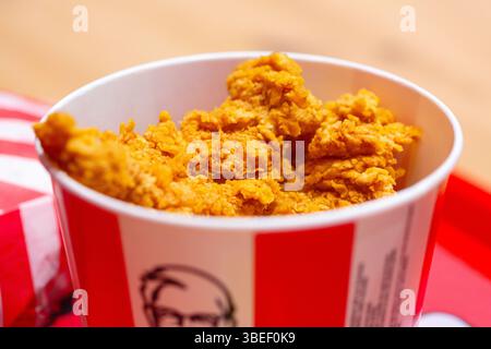 Padua, Italien - 15. April 2025: KFC ist eine beliebte Fast-Food-Kette, bekannt als Kentucky Fried Chicken. Jede Menge heiße Flügel oder Streifen KFC-Hühnchen in der Schnelligkeit Stockfoto