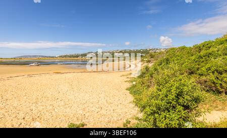 Strand und Küste mit Häusern in Plettenberg Bay in Südafrika Stockfoto