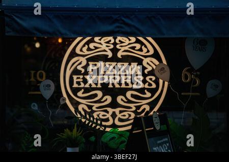 Ein Pizza Express-Schaufenster mit Logo und Ballons zum 60. Jahrestag in London. Stockfoto