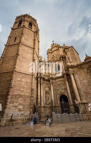 Die Kathedrale von Valencia und der Glockenturm El Miguelete, ein historisches architektonisches Meisterwerk im Herzen von Valencia, Spanien Stockfoto