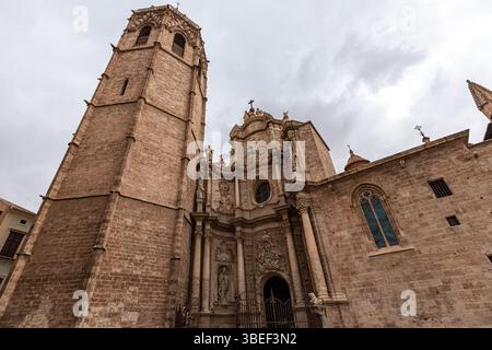 Die Kathedrale von Valencia und der Glockenturm El Miguelete, ein historisches architektonisches Meisterwerk im Herzen von Valencia, Spanien Stockfoto