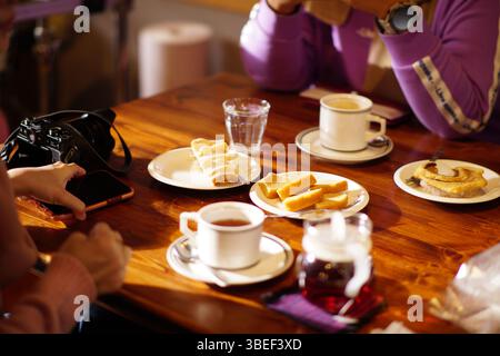 Ein paar Damen unterhalten sich und haben eine Liebes-Tee-Session in einem Café in Nagano, Japan. Stockfoto