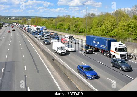 Ergebnis des National Highways Traffic Officer bei der Arbeit hält fahrende Straße blockieren M25 Autobahn, um Schutt zu entfernen Alamy Serie 4 Bilder Essex England Großbritannien Stockfoto