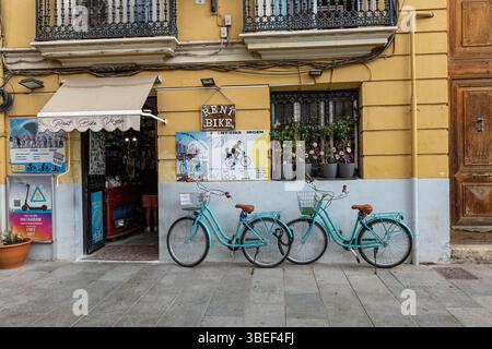 Fahrradverleih und traditionelles Haus in der Altstadt von Valencia Spanien Stockfoto